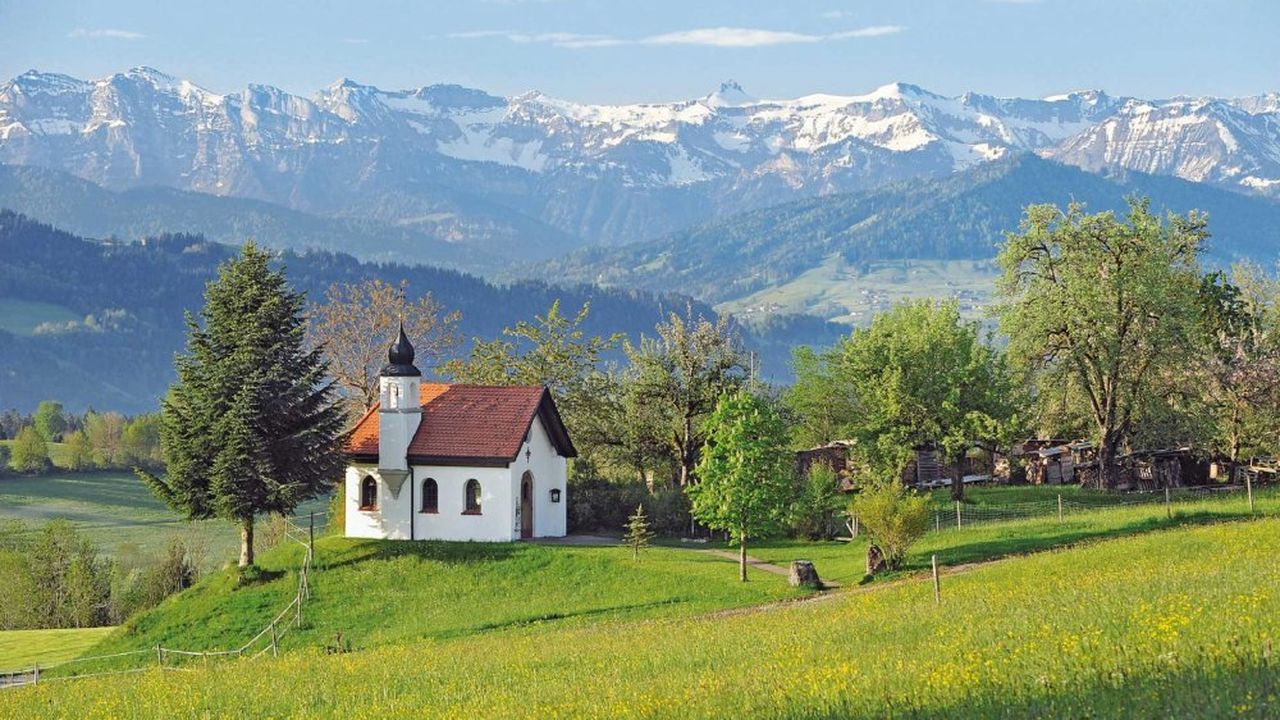 Sommerlandschaft mit Blick auf die Kirche Sommerlandschaft mit Blick auf die Kirche